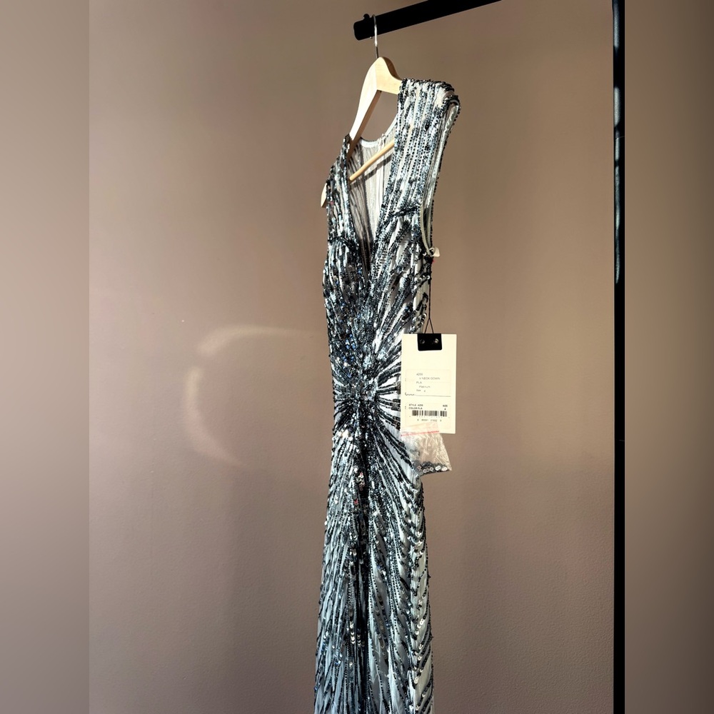 NWT - Mac Duggal | Silver Sequin V-Nack Plunge Gown | Size 4 - Picture 7 of 7